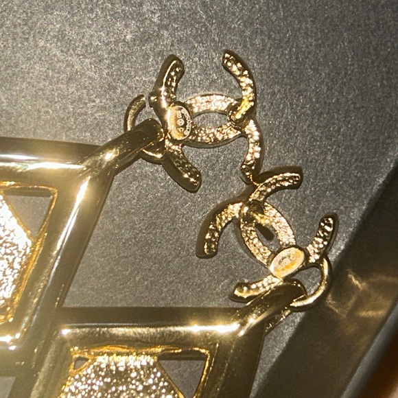 CHANEL 2023 SS Earrings (AB9793 B09819 NL654) - Picture 9 of 12